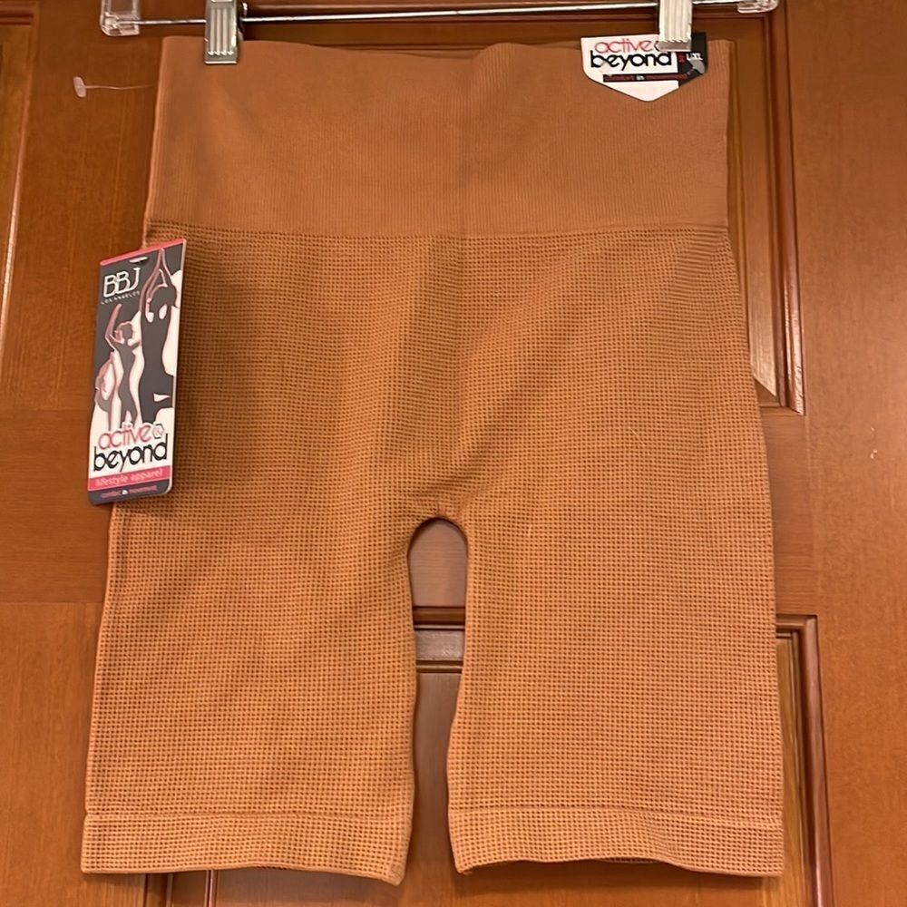 𝅺NWT Beyond Active shorts in the color rosebud. - Picture 3 of 9